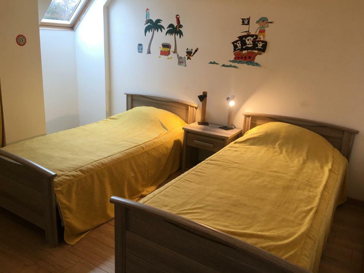 Vero, Yves Nay  Bagian luar foto
